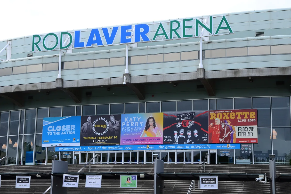 La façade vitrée du Rod Laver Arena, avec son nom en grandes lettres au-dessus de l'entrée.